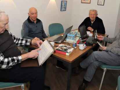 Trafen sich im Mandehuus, um &uuml;ber Str&uuml;cklingen zu sprechen und die Geschichte des Ortes festzuhalten (von links): Conrad &bdquo;Kurt