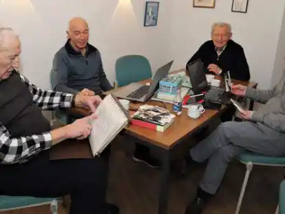 Trafen sich im Mandehuus, um &uuml;ber Str&uuml;cklingen zu sprechen und die Geschichte des Ortes festzuhalten (von links): Conrad &bdquo;Kurt