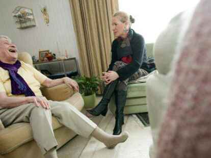 Einfach Zeit f&uuml;r ein Gespr&auml;ch, das w&uuml;nschen sich viele &auml;ltere Menschen: Kreisvolkshochschule und Seniorenst&uuml;tzpunkt bilden jetzt wieder ehrenamtliche Seniorenbegleiter aus.