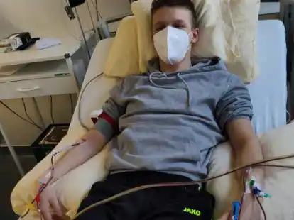 Jonte Klaas (19) im Februar 2022 bei seiner Stammzellspende im Klinikum Bremen Mitte. Empf&auml;ngerin der Stammzellen ist eine &auml;ltere Dame aus Schweden.