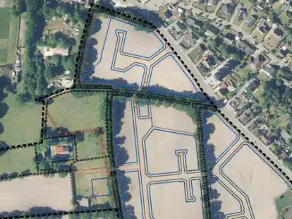 Platz f&uuml;r bis zu 100 H&auml;user: Westlich vom Klosterweg soll in den von Wallhecken durchzogenen L&auml;ndereien das Baugebiet erschlossen werden. Unten rechts: Das Autohaus Kirchhoff - auf der gegen&uuml;berliegenden Seite (nicht mehr im Bildausschnitt) entsteht gerade das fast ebenso gro&szlig;e Wohngebiet im Diekenkamp.