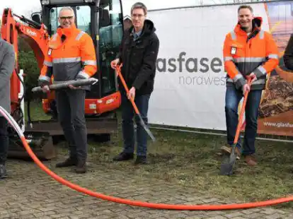 Erster Spatenstich f&uuml;r den Glasfaserausbau mit B&ouml;sels B&uuml;rgermeister Hermann Block (von links), Carsten H&ouml;finghoff von der Glasfaser Nordwest, Marco Heinje von der Telekom, Sascha Zink von Glasfaser Nordwest sowie B&ouml;sels Bauamtsleiter Christoph Butz.