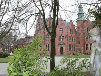 Der J&uuml;ngling am B&uuml;rgermeister-M&uuml;ller-Platz wurde 1933 von einem Nachfahren des Johann Diedrich M&uuml;ller gestiftet.