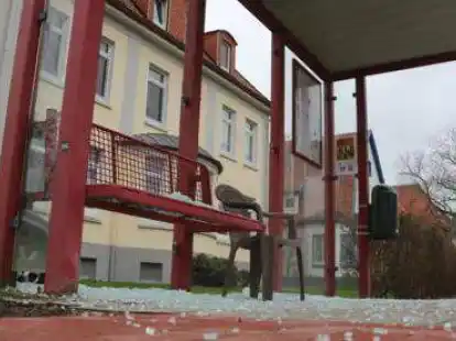 F&uuml;r Hinweise auf die T&auml;ter, die f&uuml;r die Zerst&ouml;rungen an den Bushaltestellen verantwortlich sind, hat die Stadt Nordenham eine Belohnung in H&ouml;he von 2000 Euro ausgeschrieben.
