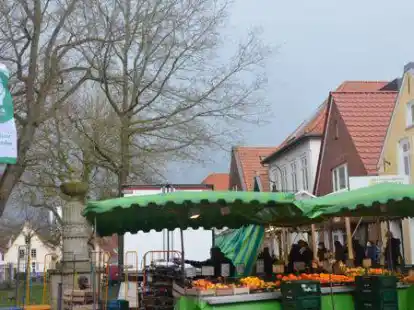 Friedensfahne weht am Kirchplatz Jever.