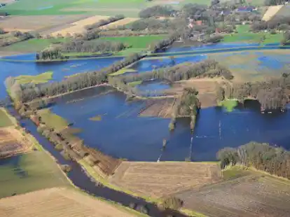 Der Regen hat Wiesen &uuml;berflutet, die Hase ist nur noch wenige Zentimeter von der Deichkrone entfernt.