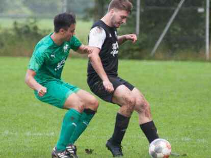 Robustheit ist gefragt: Phiesewardens Fu&szlig;baller (in Schwarz) wollen am Sonntag ihre Zweikampfst&auml;rke beweisen.