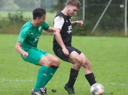 Robustheit ist gefragt: Phiesewardens Fu&szlig;baller (in Schwarz) wollen am Sonntag ihre Zweikampfst&auml;rke beweisen.