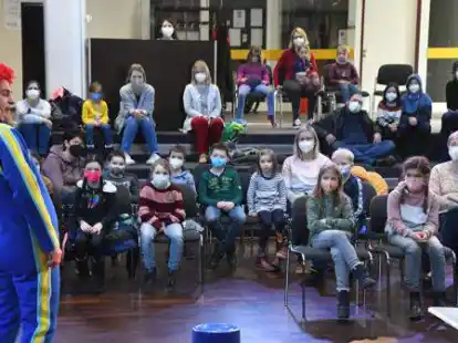 Schauspieler Ren&eacute; Schack hatte als &bdquo;Das Sams&ldquo; die Lacher der Kinder im Forum des Gymnasiums Wildeshausen voll auf seiner Seite.