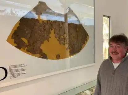 Einziges Ausstellungsst&uuml;ck des Jungen von Kayhausen: Arch&auml;ologe Frank Both zeigt im Landesmuseum f&uuml;r Natur und Mensch in Oldenburg den Pelzumhang, der bei der Moorleiche gefunden wurde.