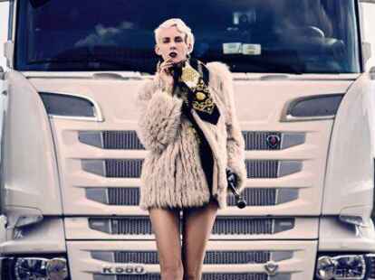 Lasziv vor einem LKW pr&auml;sentiert sich Lisa Eckhart auf dem offiziellen Plakat zu ihrer Show: &bdquo;Die Vorteile des Lasters &ndash; ungenierte Sonderausgabe&ldquo;.