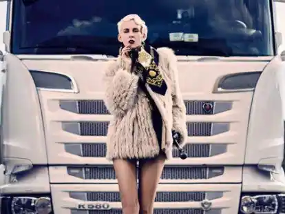 Lasziv vor einem LKW pr&auml;sentiert sich Lisa Eckhart auf dem offiziellen Plakat zu ihrer Show: &bdquo;Die Vorteile des Lasters &ndash; ungenierte Sonderausgabe&ldquo;.