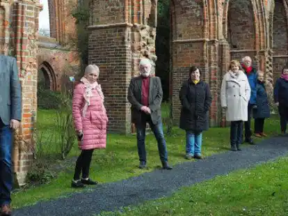 Besuch an der Klosterruine (von links): B&uuml;rgermeister J&ouml;rg Skatulla, SPD-Mitglied Jutta Schr&ouml;der, der 2. Vorsitzende der Klosterfreunde Rudolf Genz, SPD-Ortsvereinsvorsitzende Sandra Aichele, SPD-Bundestagsabgeordnete Susanne Mittag, 1. Vereinsvorsitzender Klaus Rademacher, Schriftf&uuml;hrerin Gertrud K&ouml;bsch sowie Gutsleiterin Greta von Witzleben.