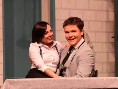 Zur&uuml;ck auf die B&uuml;hne geht es f&uuml;r Gesa Schierenstedt als Chantal und Niklas M&uuml;ller als Manni in &bdquo;Twee as Bonnie un Clyde&ldquo;.