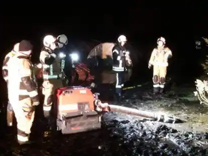 Pumpen im Einsatz: In Harkebr&uuml;gge drohte ein Haus durch den Starkregen zu &uuml;berfluten.