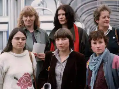 Spielen eine Rolle im Film &bdquo;Die Unbeugsamen&ldquo;:  (hintere Reihe, von links), Waltraud Schoppe, Annemarie Borgmann und Dr. Erika Hickel. Vorne Christa Nickels, Antje Vollmer und Heidemarie Dann. Der Film l&auml;uft am 8. M&auml;rz im Zeli.