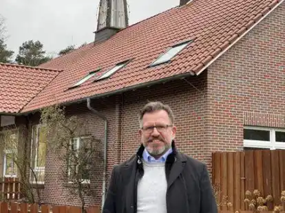 Markus Wolf vor der Waldschule: Er ist u.&nbsp;a. stellvertretender Schulelternratsvorsitzender an Hattens Schulzentrum.