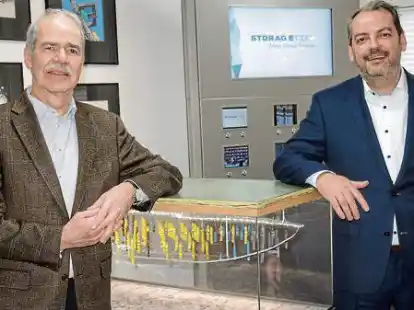 Am Modell der Kavernen im Etzeler Salzstock (von links): Hans Joachim Schweinsberg, aktuell Leiter Sonderprojekte und Senior Project Manager bei Storag, und sein Nachfolger Marcel Sodmann