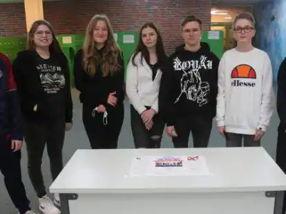An der Oberschule Am Luisenhof stellten sich diese Jugendlichen zur Wahl (von links): Leon K&ouml;rnig, Leonie Balz, Julija Scikno, Lena Amelie V&ouml;ge, Steven Weeken, Marvin Sassen und Martha Folkers nahmen sich f&uuml;r das Gruppenbild kurz die Masken ab. Es fehlt: Darius Turlea.