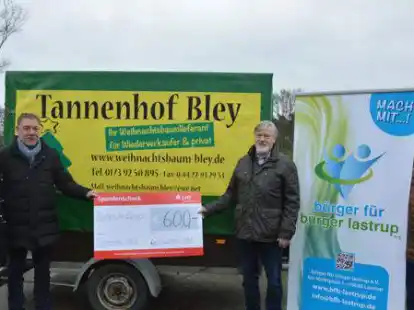 Einen Scheck in H&ouml;he von 600 Euro aus dem Weihnachtsbaumverkauf &uuml;berreichten Maria und Ulrich Bley (von links) an die Vertreter des Lastruper Vereins &bdquo;B&uuml;rger f&uuml;r B&uuml;rger&ldquo;, Rudolf Brinkmann und Otmar Wolke (von rechts).