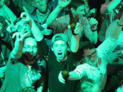 Bilder aus vergangenen Zeiten, als Corona lediglich eine Biermarke war: der Fr&uuml;htanz in der Disco Tange