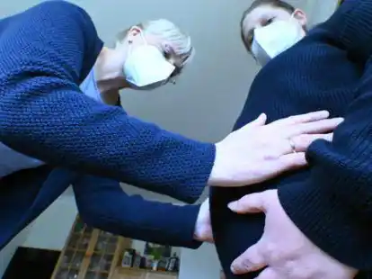 Gut beraten in der Schwangerschaft: Hilke Schauland (links) tastet den Bauch einer schwangeren Frau ab. Nicht alle werdenden M&uuml;tter finden eine Hebamme, die sie betreut.