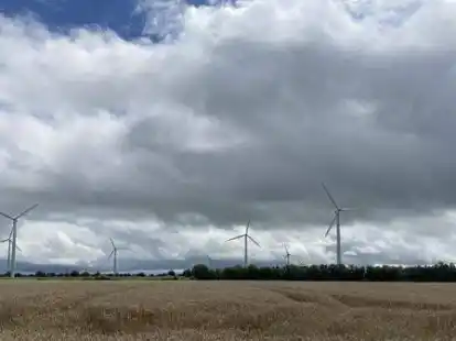 Der Windpark Bullenmeersb&auml;ke: Die Windkraftanlagen sollen durch leistungsst&auml;rkere und gr&ouml;&szlig;ere Windr&auml;der ersetzt werden.