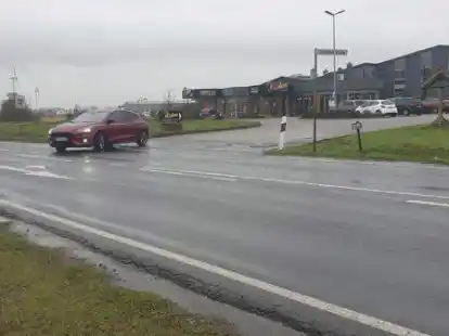 Wird stark frequentiert: die B&auml;ckerei Ripken mit Drive-In und Caf&eacute; an der Uplengener Stra&szlig;e unmittelbar an der Kreisgrenze zum Landkreis Leer.
