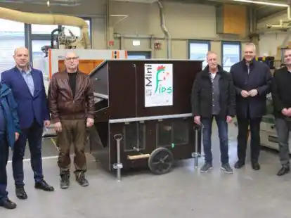 Der Prototyp des mobilen H&uuml;hnerstalls Mini-FIPS ist fertig. Dar&uuml;ber freuen sich (von links) der Entwickler Falk Paulat, der CVJM-Produktionsleiter Ralf Schmidt, der Teamleiter Holzbearbeitung, Klaus Nordhausen, der Gesch&auml;ftsf&uuml;hrer der Firma New Technology LED Light, Antonius Kley, der Wissenschaftsminister Bj&ouml;rn Th&uuml;mler und der CVJM-Fachbereichsleiter Stefan Hein.