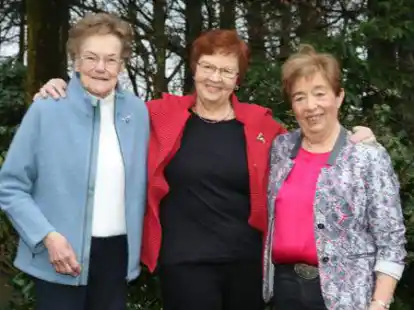 Die Wardenburger Landfrauen-Vorsitzende Waltraut Schmidt (Mitte) mit ihren Vorg&auml;ngerinnen Ahlke Schierhold (links) und Gunda D&ouml;bken.