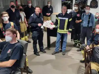 Danke f&uuml;r den Einsatz: B&uuml;rgermeister Jens Kuraschinski schaute im Feuerwehrhaus vorbei und &uuml;bergab Schokolade.