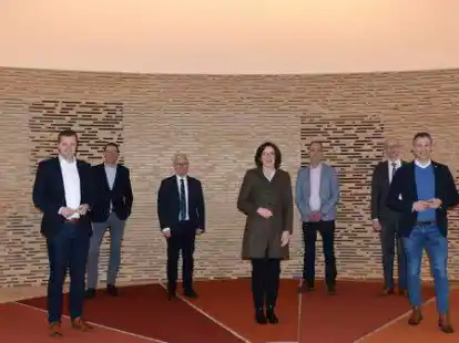 Marcel Scharrelmann (v.l.), Christian F&uuml;hner, Mark Brockmeyer, Prof. Dr. Franz B&ouml;lsker, Gabriele Joachimmeyer, Johannes Funken, Uwe Kathmann, Andr&eacute; H&uuml;ttemeyer und Thomas We&szlig;ler sprachen &uuml;ber die Finanzausstattung freier Schulen.