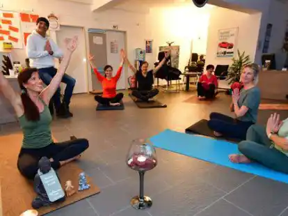 &bdquo;Yogadrive&ldquo; in der Fahrschule Janssen mitten in Ganderkesee: Lehrerin Nicole Witte (links), Gastgeber Mario Jan&szlig;en (dahinter auf dem Tisch sitzend) und G&auml;ste.