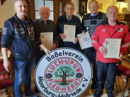 Feier in kleinem Rahmen: Fredo L&uuml;bbers (von links) zeichnete die Jubilare G&uuml;nter Sommer, Christel L&uuml;bbers, Karl Oltmanns und Herbert Bohlken f&uuml;r 75-j&auml;hrige Mitgliedschaft aus.