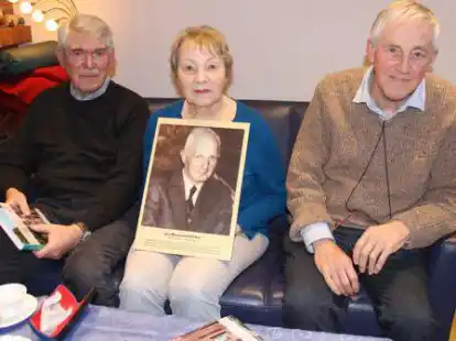 Andreas Martens (von links), Sprecher der fr&uuml;heren B&uuml;rgerinitiative, Marianne Voorwold und Friedrich Voorwold (Mitglieder der B&uuml;rgerinitiative) zeigen einen Nachbau der Ehrenplakette f&uuml;r Initiator Josefhermann H&ouml;cker.