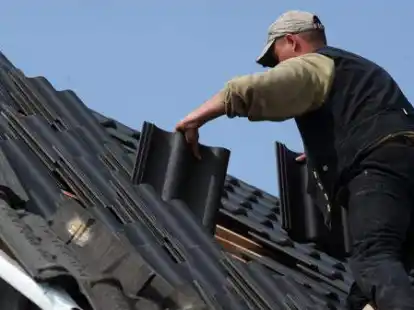 Ein Dachdecker repariert ein vom Sturm besch&auml;digtes Dach.  An den st&auml;dtischen Geb&auml;uden Leers sind zum Teil auch D&auml;cher besch&auml;digt worden.