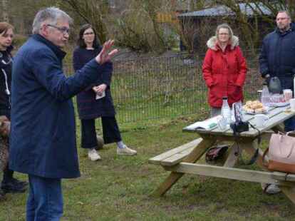 Das war vor einem Jahr: Aurichs Landrat Olaf Meinen im Gespr&auml;ch mit Vertretern der Tagespflegeeltern und der Eltern betreuter Kinder bei Tagesmutter Regina Helmerichs (links)  in Pfalzdorf.