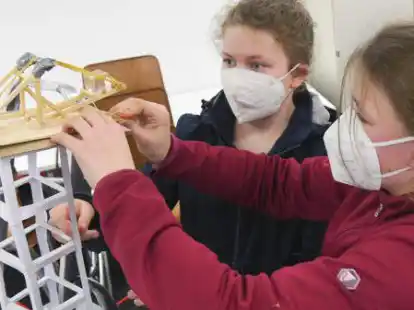 Runa (rote Jacke) und Arwen St&uuml;hrmann aus Oldenburg gingen aus 62 angemeldeten Teams aus der Region beim Physikwettbewerb der Universit&auml;t als Siegerinnen hervor.