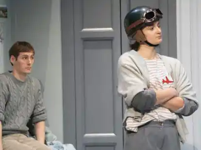 Fabian Kulp (Frederico Doretti) und Anna Seeberger (Oskar) in &bdquo;Rico, Oskar und die Tieferschatten&ldquo;, einer Inszenierung nach dem preisgekr&ouml;nten Buch von Andreas Steinh&ouml;fel.