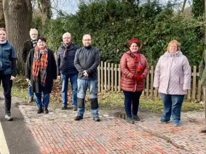 Vor-Ort-Termin an der Nordenholzer Stra&szlig;e: Hier soll nach Wunsch der Huder Ratsfraktionen die Geschwindigkeit von 100 auf 50, maximal aber auf 70 Stundenkilometer reduziert werden.
