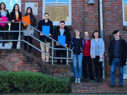 Stolzer Abschlussjahrgang: Sechs junge Frauen und M&auml;nner (von links) haben bei der VHS ihren Hauptschulabschluss