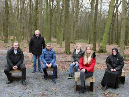&Uuml;ber die gelungene Sanierung des Burgwaldparkplatzes freuen sich (v.l.): Holdorfs B&uuml;rgermeister Dr. Wolfgang Krug, Antonius Haverkamp (beide LEADER Vechta), Dinklages B&uuml;rgermeister Carl Heinz Putthoff, Anne Miosga (Bauamt Dinklage), Alessia Meyenburg (Amt f&uuml;r regionale Landesentwicklung) und Schwester Johanna Wiese.
