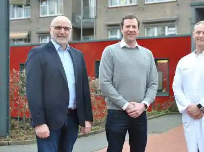Dr. Philipp Werner (Mitte) wird neuer Chefarzt am Krankenhaus Johanneum. Verwaltungsdirektor Hubert Bartelt (links) und der &Auml;rztliche Direktor Dr. Alexander Terzic begr&uuml;&szlig;ten den neuen Kollegen.