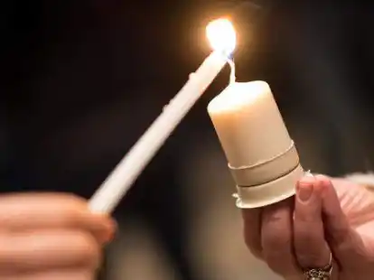 Kerzen anz&uuml;nden: In Varel und Bockhorn wird f&uuml;r den Frieden in der Ukraine gebetet.