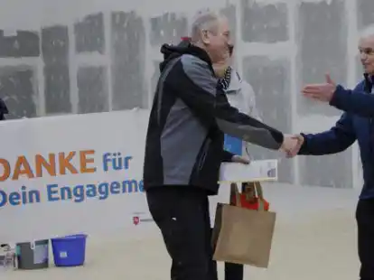 Gro&szlig;e &Uuml;berraschung mit Konfetti: KSB-Vorstandsmitglied Horst Bokelmann (rechts) dankt Hans-Georg Ahrens f&uuml;r sein ehrenamtliches Engagement bei der Turnerschaft Hoykenkamp.