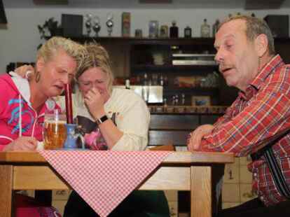 Die St. Joseph Sp&ouml;lk&ouml;ppel ut Kampe bringt die Kom&ouml;die &bdquo;Kaviar dr&ouml;ppt Currywurst&ldquo; auf die B&uuml;hne. Daf&uuml;r wird schon flei&szlig;ig geprobt (von links): Kerstin Ackermann, Petra Tamling und Ludger Kohake.