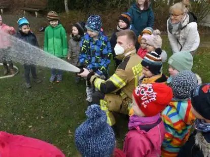 Wasser marsch: Jannik Stiller von der Feuerwehr zeigte den Kindern von der Spielinsel in D&uuml;nsen, wie so ein kr&auml;ftiger Wasserstrahl aussieht.