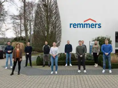 &Uuml;ber die erfolgreichen Abschl&uuml;sse freuten sich Personalreferentin Dr. Martina Oldeweme (von links), Bernd Eilers (Ausbilder Kaufleute e-Commerce), Verena Trube (Duales Studium BWL), Daniel Grenz (Kaufmann im e-Commerce), Mirko M&ouml;ller (Industriekaufmann), Isabelle Sommerer (Duales Studium BWL), David Oldopp, Hannes L&uuml;ckmann, Steffen M&ouml;ller (alle Industriekaufmann), Franziska Cordes (Industriekauffrau), Bernhard Kleymann (Industriekaufmann), Ausbildungsleiterin Doris Wolke und Fabian L&uuml;deke-Dalinghaus (Fachkraft f&uuml;r Lagerlogistik). Nicht auf dem Foto: Marie Rolfers (Industriekauffrau), Mohammed Sallom und Malte Buscherm&ouml;hle (beide Chemielaboranten).