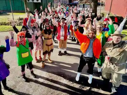 Fasching einmal anders: Die Fu&szlig;gruppe vom TSV Gr&uuml;ppenb&uuml;hren zog in kleiner Runde unter 2G-plus-Regeln durch Gr&uuml;ppenb&uuml;hren und K&uuml;hlingen.