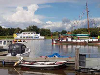 Schiffstouren mit der MS Spitzh&ouml;rn (links) und der Angela von Bar&szlig;el soll es beim Hafenfest in diesem Jahr auch wieder geben.